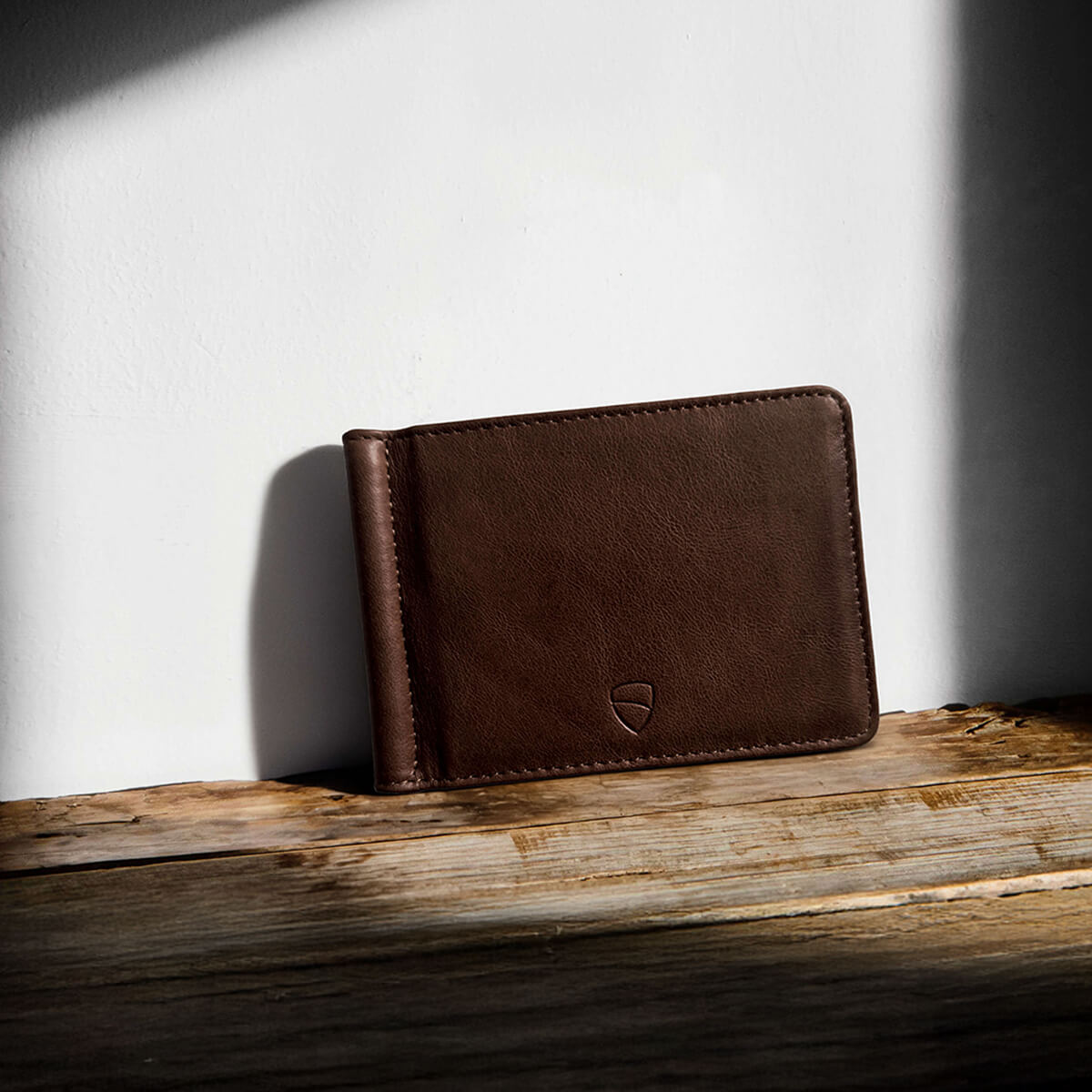 Vaultskin BROMPTON brown leather wallet in warm light – RFID-blocking wallet with sleek profile and elegant British style